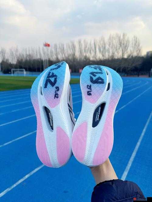 yeezy380 蜜桃粉和白色高清精品深度评测：颜值与性能并存